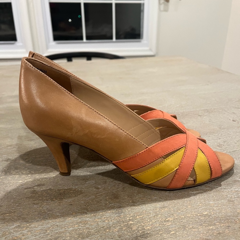 Seychelles nude orange and tan colored heels in a women’s size 11. - Picture 2 of 3